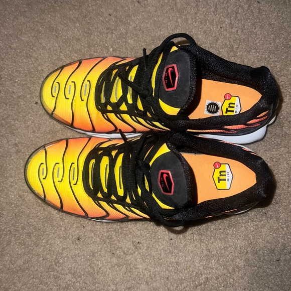 Nike Men's Yellow and Orange Gradient TN Air plus Max Sneakers sunset - Picture 2 of 8